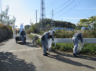 写真：工場周辺道路の清掃