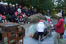 写真：脱穀・籾摺り（11月）