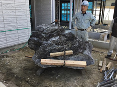 写真：思い出の景石 施工中