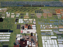 写真：一棟の住宅で使用される建材／住宅一棟で使用される部材は数万点に及びます
