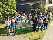 写真：巣箱作りをご体験の後、記念撮影