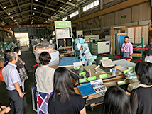 写真：「資源の泉」の畳の分解工程を見学