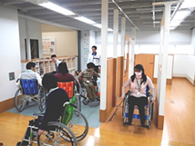 写真：「こだわり講座」の車いす体験学習