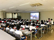 写真：3省が推進する小学校プログラミング教育を支援