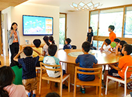 写真：3省が推進する小学校プログラミング教育を支援