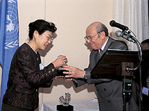 写真：1999年「ケアリング企業賞」受賞