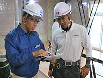 写真：施工現場でのIT活用（工事監理者、施工者等に配布したスマートデバイスによる、施工マニュアルの周知、正確な施工や工期管理の実現）