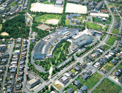 写真：「総合住宅研究所」には体験型学習施設「納得工房」を併設