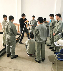 写真：基礎コースでのオートレベル設置実習