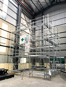 写真：β外装コース用足場施工