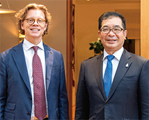写真：スウェーデン大使のヘーグベリ氏と社長の仲井