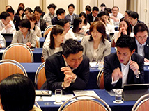 写真：上司とのペアワーク