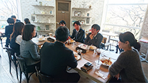 写真：昼食を取りながら情報交換