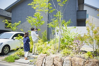 緑に包まれながら細く長いアプローチを抜け、期待感を持って室内へ。