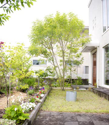 年月を経るほどに豊かに育ち、美しさを増す石と草花で彩られた庭