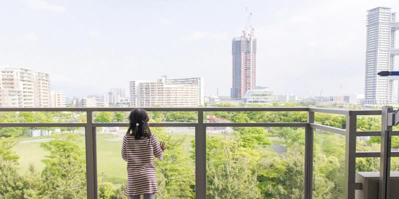 リビングに面して広がる空と緑の眺望。室内は豊かな自然の光に満たされ、格別の居心地に包まれています。