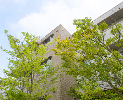 豊かな植栽が外観の表情を彩り、品格のある佇まいに