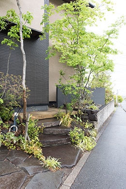 この土地らしさを大切にしたいという思いから、ご夫婦は、地元の石材を選ぶなど素材の選定にもこだわりました。