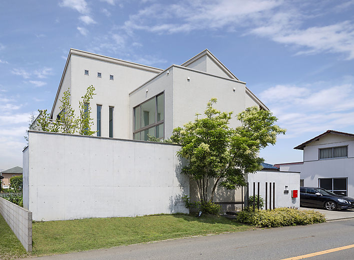 白い壁やコンクリート打ち放しの塀に、「安藤忠雄の建築が好き」というご主人の好みがうかがえる
