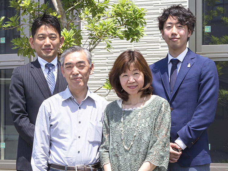 前列オーナーさまご夫婦、後列左から営業の松野、設計の松本